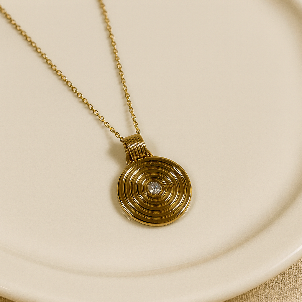 Sofisticado Medallón Luz Dorada bañada en Oro 18K con Cristal Brillante – Elegancia y Refinamiento