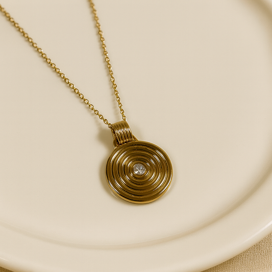 Sofisticado Medallón Luz Dorada bañada en Oro 18K con Cristal Brillante – Elegancia y Refinamiento