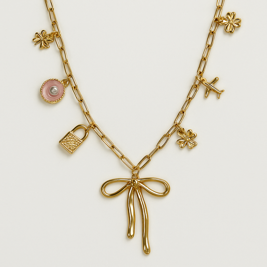Collar Sweet Charms – Cadena con Lazo Dorado y Dijes de Viaje y Fantasía