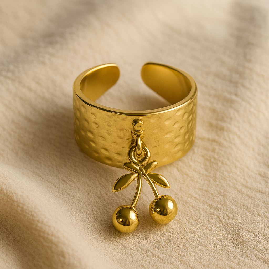 Anillo Cherry Girl Bañado en Oro 18K – Dulce, Femenino y Totalmente Irresistible