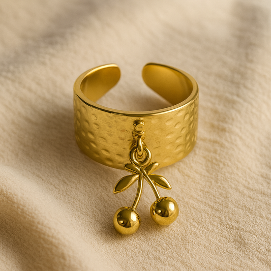 Anillo Cherry Girl Bañado en Oro 18K – Dulce, Femenino y Totalmente Irresistible