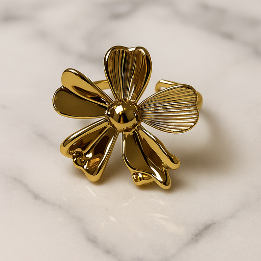 Anillo Flor Grande Bañado en Oro – Elegancia Botánica para Destacar tu Estilo