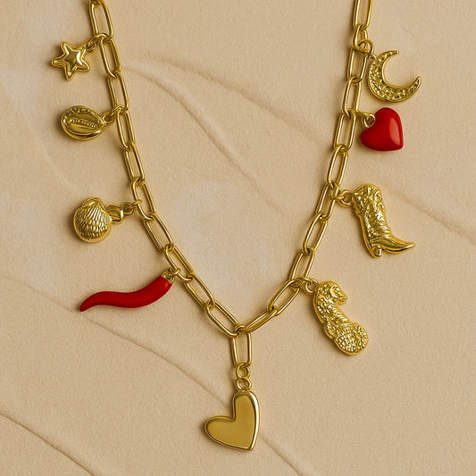 Collar de eslabones con dijes dorados y rojos – Estilo Mediterráneo | Amuleto de Protección y Estilo