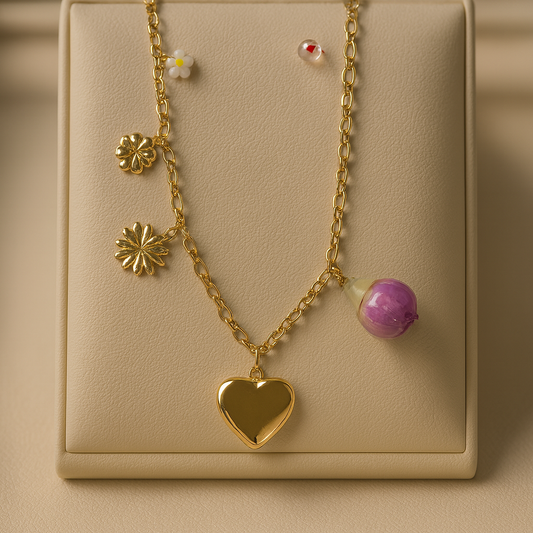 Collar Bloom Heart – Cadena con Corazón Dorado y Charms Florales