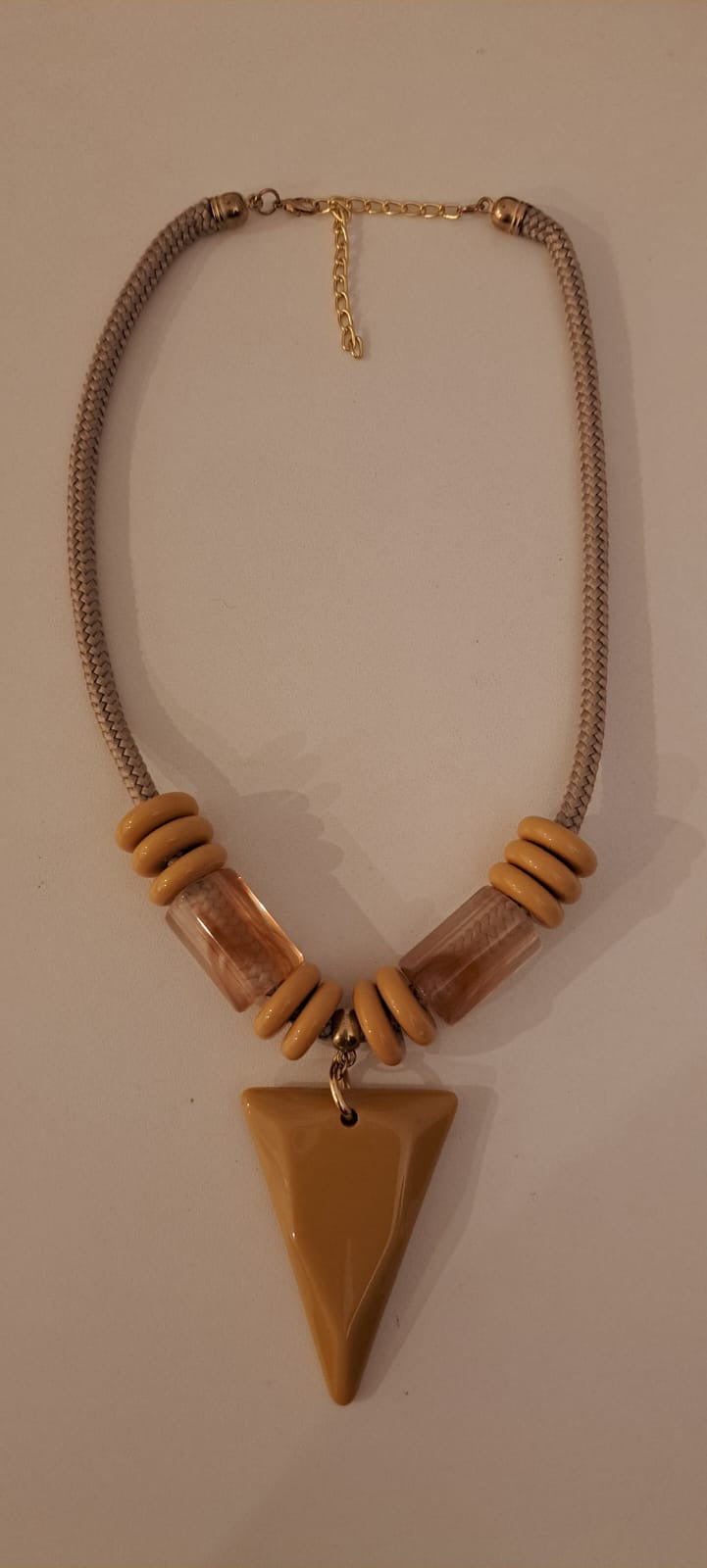 Collar Artesanal Triángulo Mostaza