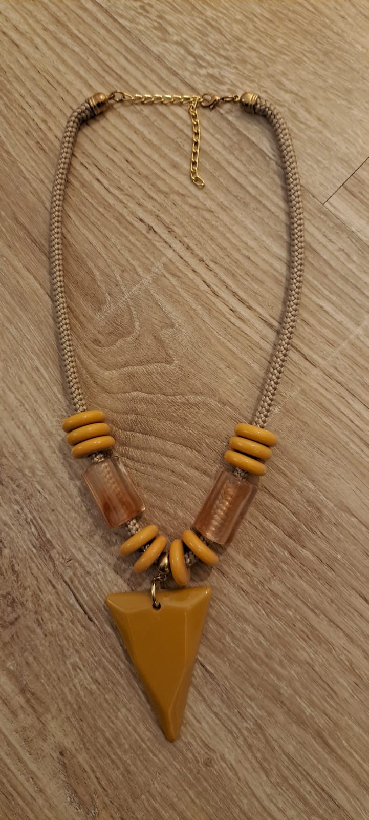 Collar Artesanal Triángulo Mostaza