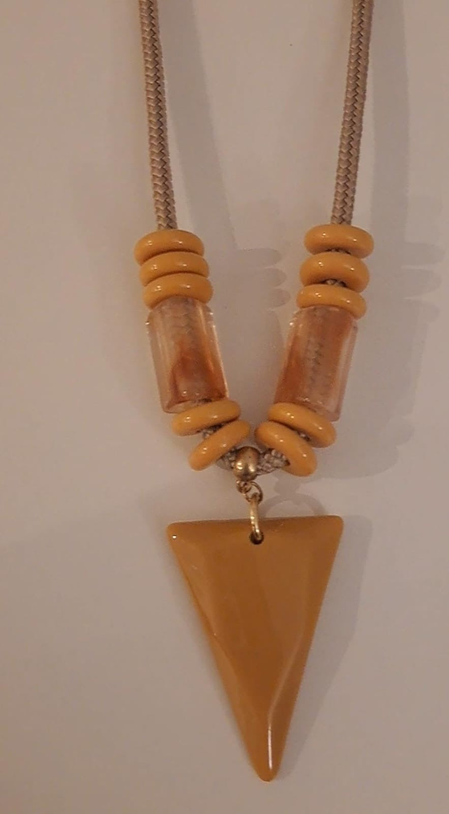 Collar Artesanal Triángulo Mostaza
